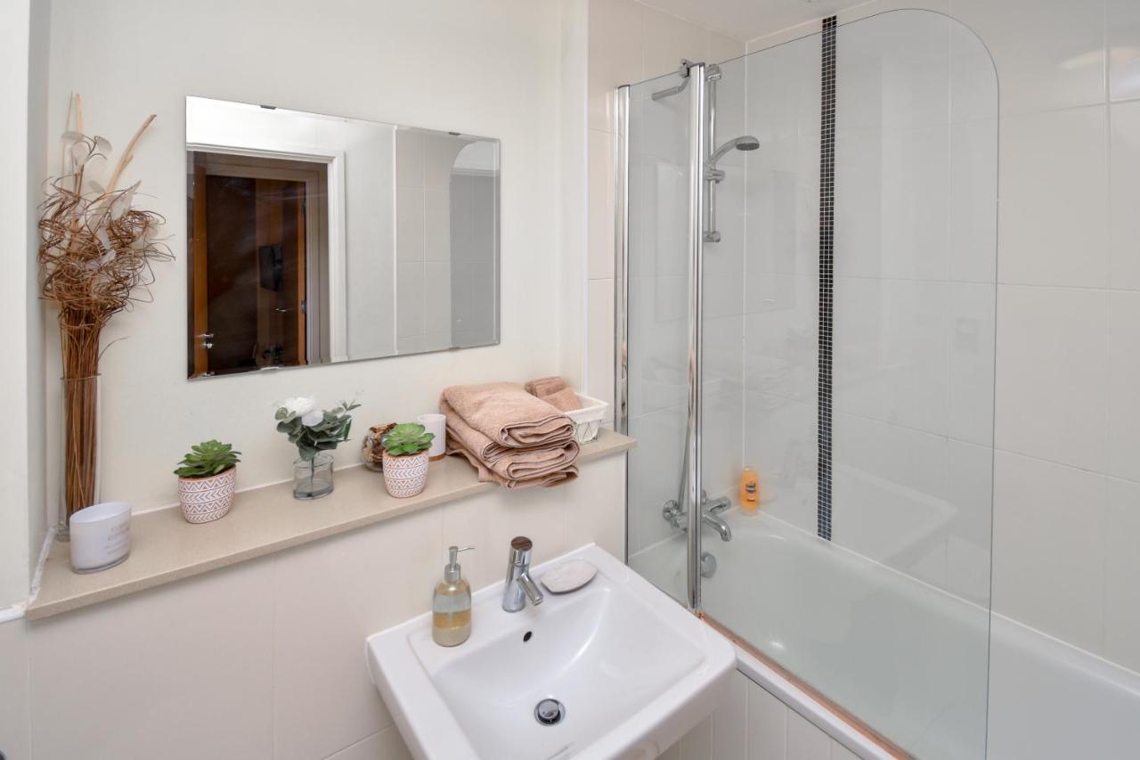 The Hub - Spacious, Bright And Modern With Free Parking Appartamento